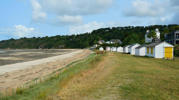 Peut-on trouver une location de vacances en Provence avec des cours de cuisine et des randonnées dans les Alpilles?